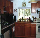 kitchen.JPG (57173 bytes)
