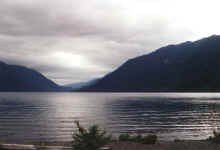 LakeCrescent1.JPG (87387 bytes)