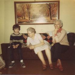 Joey&Grandma&Betty-Thnksg1976