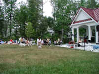01Crowd-full.JPG (177208 bytes)