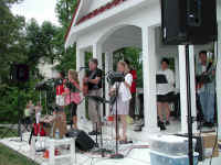 PraiseTeam2-full.jpg (175336 bytes)