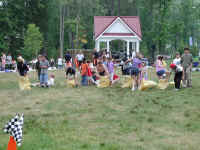 sackRace3-full.JPG (189834 bytes)