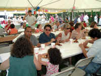 157-crowd1.jpg (220383 bytes)